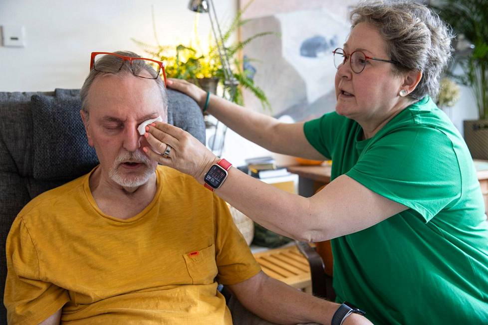 Antero Laukkasen vauhti on hidastunut. ALSin edettyä nopeasti, tarvitsee hän apua päivittäisissä toiminnoissaan. Kuvassa Leena-vaimo puhdistaa miehensä silmiä.