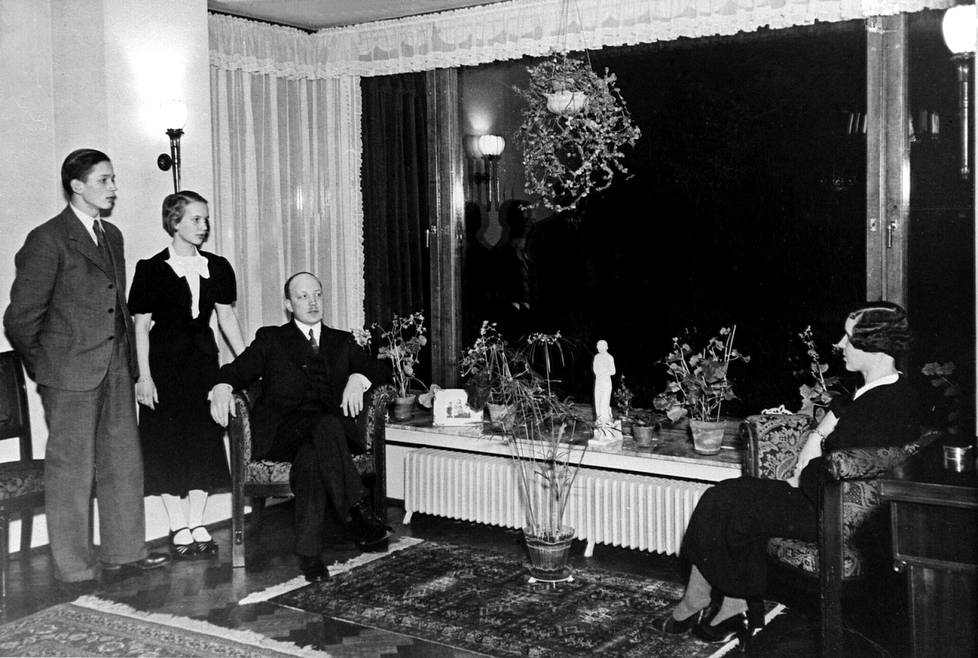Vastavalittu presidentti Risto Ryti kotonaan lastensa Eevan ja Niilon sekä vaimonsa Gerdan kanssa. Rytin kerrotaan myös käyneen useasti Kassisen vastaanotolla. Myös Gerda Ryti tiedettiin ahkeraksi salatieteilijäksi.