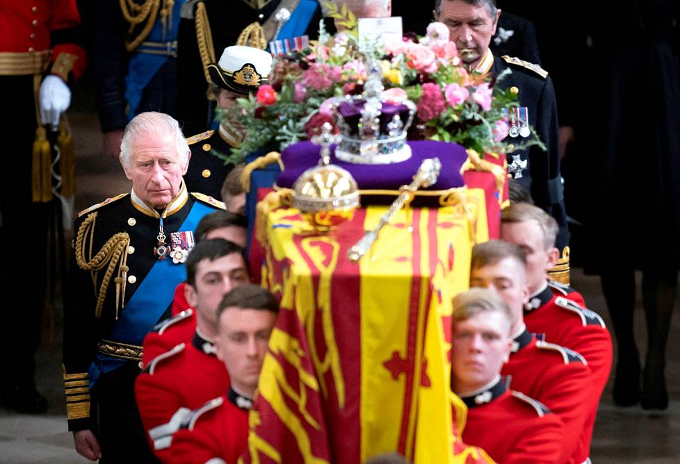 Kuningatar Elisabetin hautajaisissa nähtiin surunmurtama kuninkaallinen perhe.
