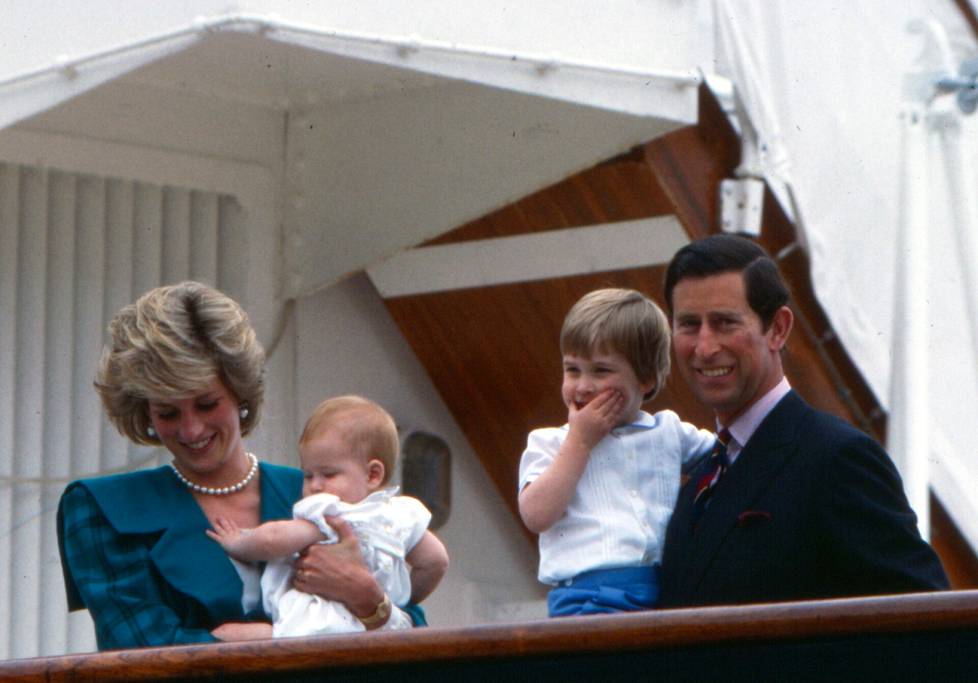 Diana ja Charles lastensa kanssa matkalla Italiassa 1985.