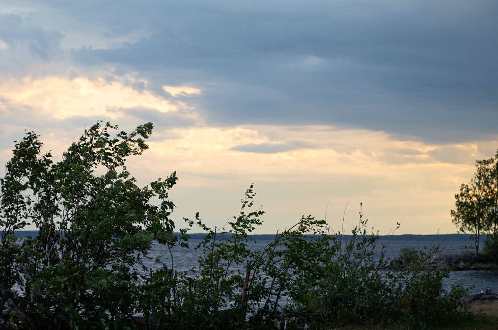 Päivälle sade riepotteli ympäri Joensuuta. Iltaa kohden pilvet väistyvät ja pilvien takaa paljastuu lempeästi hehkuva ilta-aurinko. Suomen suvi on kauneimmillaan.