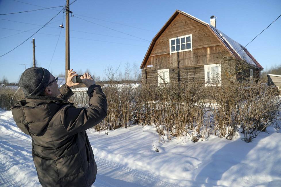Markku Marttinen kävi Viipurin lähellä sijaitsevassa Tsherkasovossa tutkimassa seutuja, jossa Toivo ja Alma Kuula asuivat sisällissodan aikana vuokrahuvilalla. Suomen aikaan kylä tunnettiin nimellä Säiniö. Useimmista suomalaistaloista on nyt jäljellä vain kivijalat.