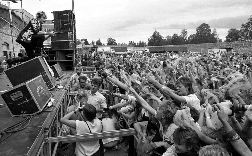 Fanit riehaantuivat Dingon esiintyessä kotimaisemissaan Porin Puuvillassa heinäkuussa 1985.