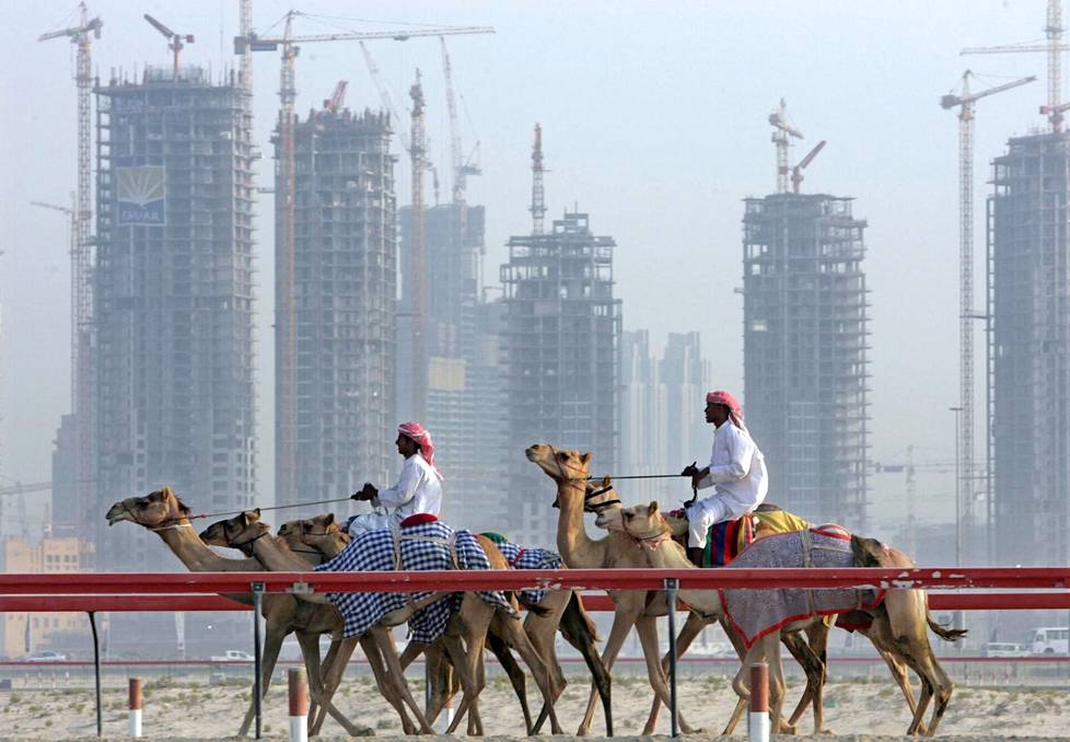 Vuonna 2006 Dubain rakennusbuumi oli vielä kuumimmillaan. Dubain hallitus oli aiemmin päättänyt käynnistää siirtymän kaupankäyntiin ja öljyyn pohjautuvasta taloudesta palveluiden, turismin ja kiinteistöbisneksen suuntaan.