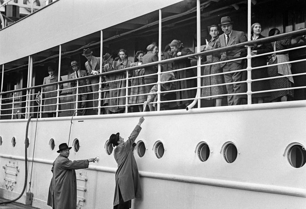 Itävallan juutalaisia saapumassa Suomeen s/s Ariadnella elokuussa 1938.