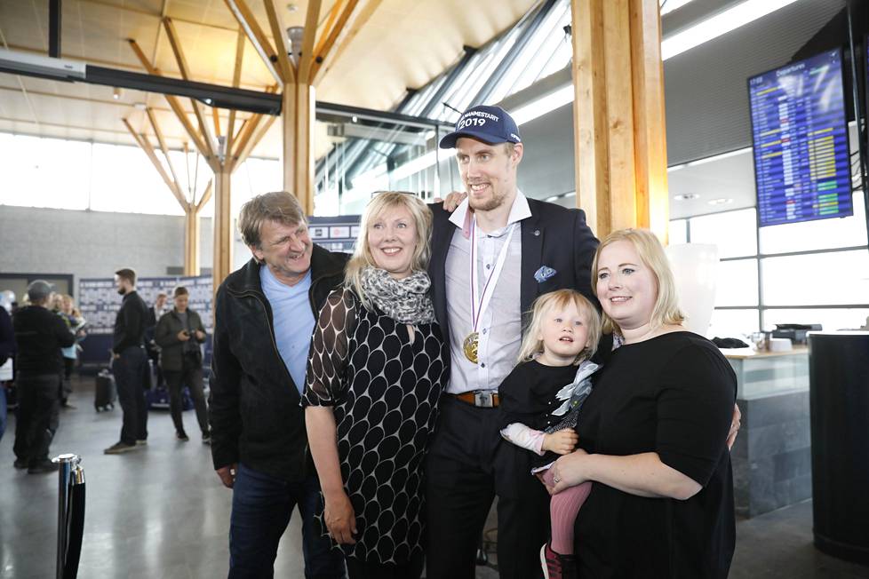 Onnellinen perhe Helsinki-Vantaan lentokentällä.