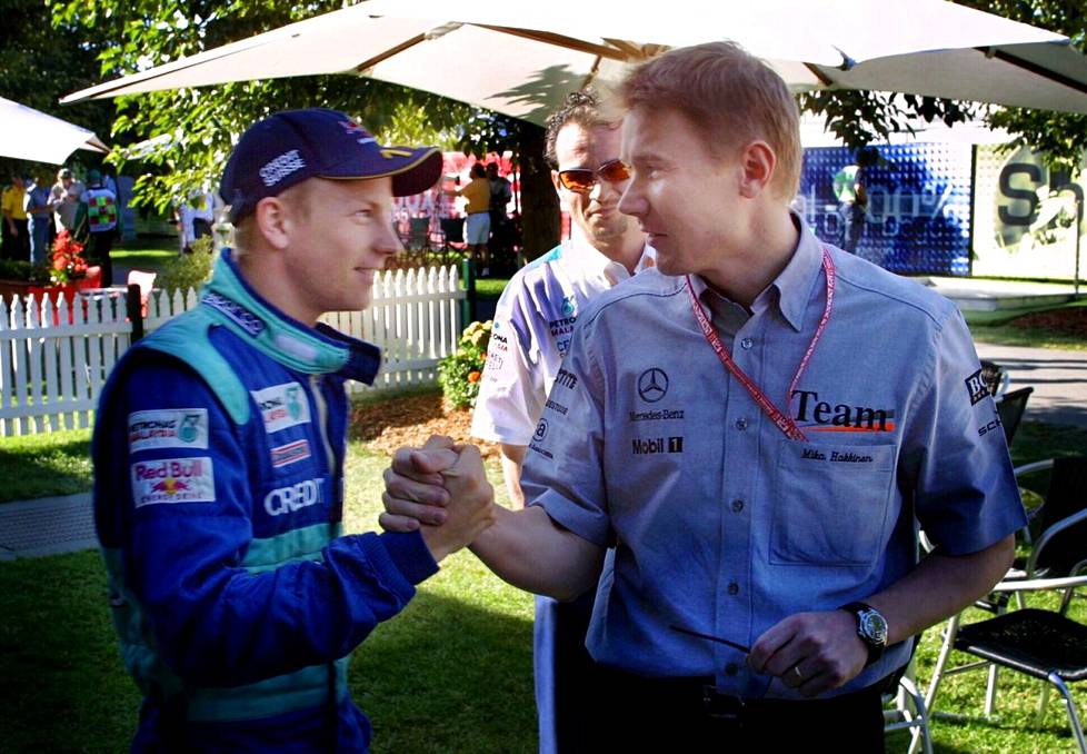 Kimi Räikkönen ja Mika Häkkinen paiskasivat kättä Melbournessa 2001.