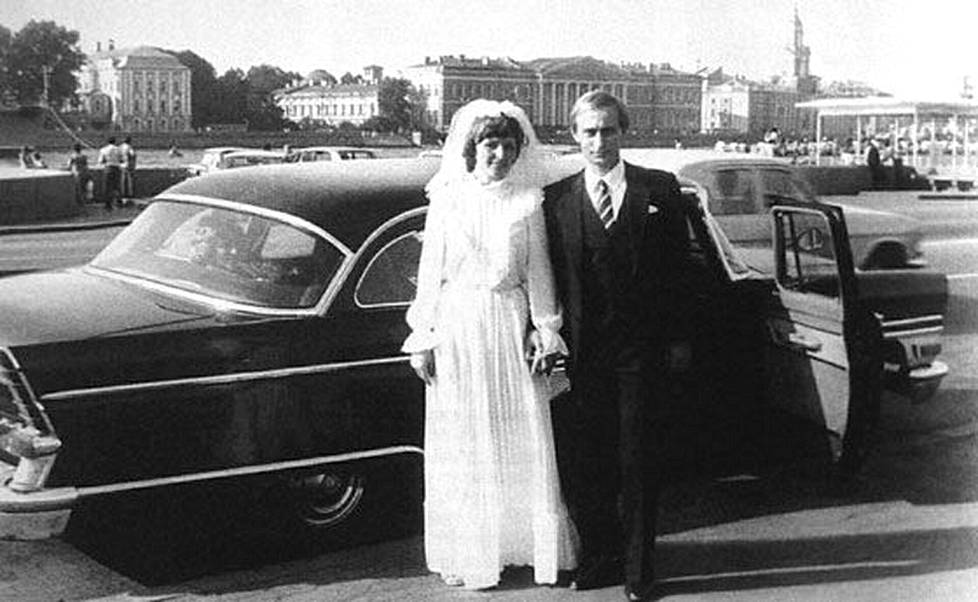 Vladimir Putinista ja Ljudmila Shrekbnevasta tuli mies ja vaimo Leningradissa heinäkuussa 1983. Hääautona näyttäisi olleen neuvostolimusiini Zil 111.