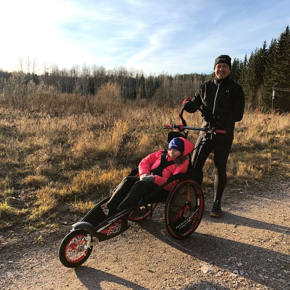 Sumi on aina nauttinut luonnossa olemisesta. Juoksuun suunniteltu pyörätuoli mahdollisti isän ja tyttären yhteiset juoksulenkit. 