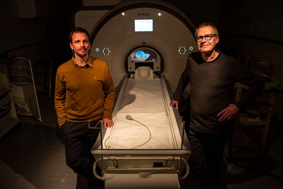 Pärttyli Rinne ja Mikko Sams käyttivät rakkaustutkimuksessa Aalto-yliopiston MRI-skanneria.
