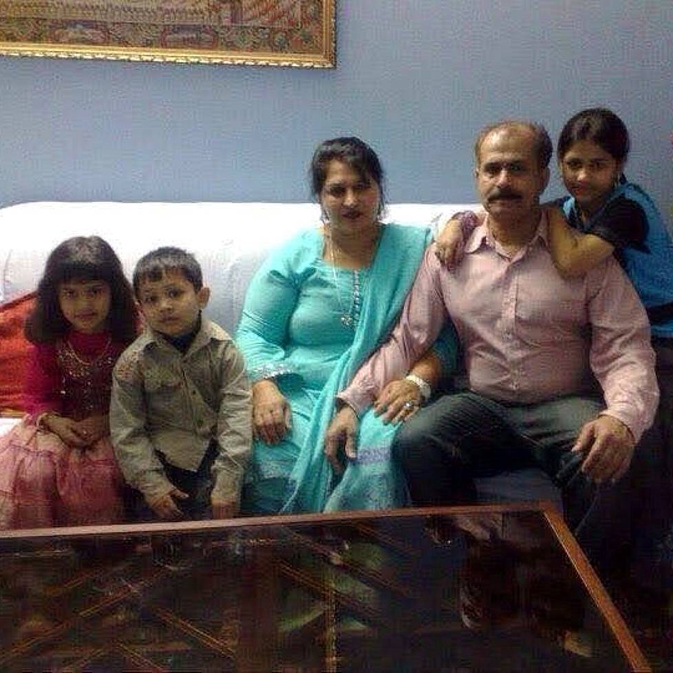 Kuvassa vasemmalta oikealle: Pikkusisko Mahnoor, pikkuveli Humza, isä Imtiaz Muhammad ja äiti Zahara Batool sekä Maryam n. 11-vuotiaana.