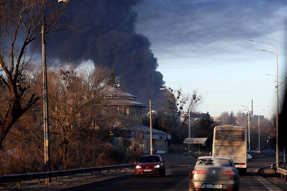 Venäjä aloitti laajamittaisen hyökkäyksen Ukrainaan aamuyöllä 24. helmikuuta. Harkovan alueella olevaan Tshuhujivin kaupunkiin osunut ohjusisku nosti valtavan savupilven auringon noustua.