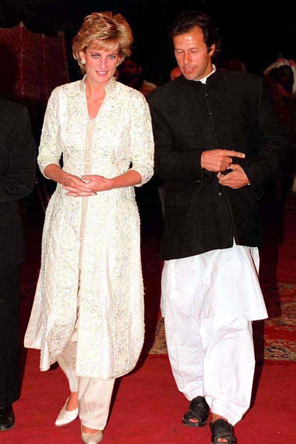 Diana ja Hasnat Khanin kaukainen serkku Imran Khan. Diana osallistui perinteisessä pakistanilaisessa asussa Imran Khanin hyväntekeväisyystilaisuuteen. 