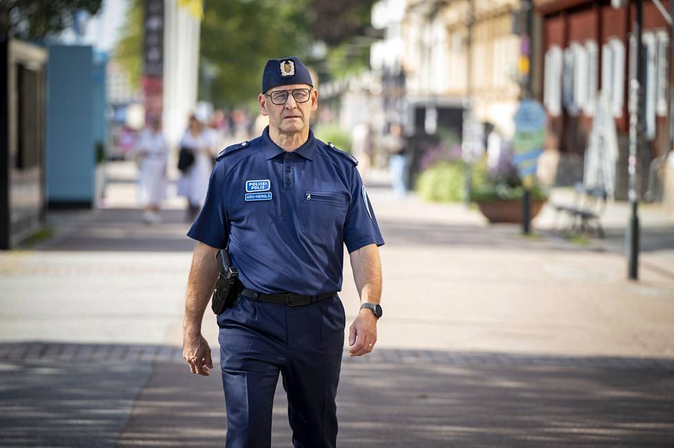 Vuosikymmeniä poliisina työskennellyt ylikonstaapeli Janne Aro-Heinilän mukaan on yleistä, että nuorilta takavarikoidaan teräaseita, varsinkin päivinä, joina valvontaa kohdennetaan nuoriin. 