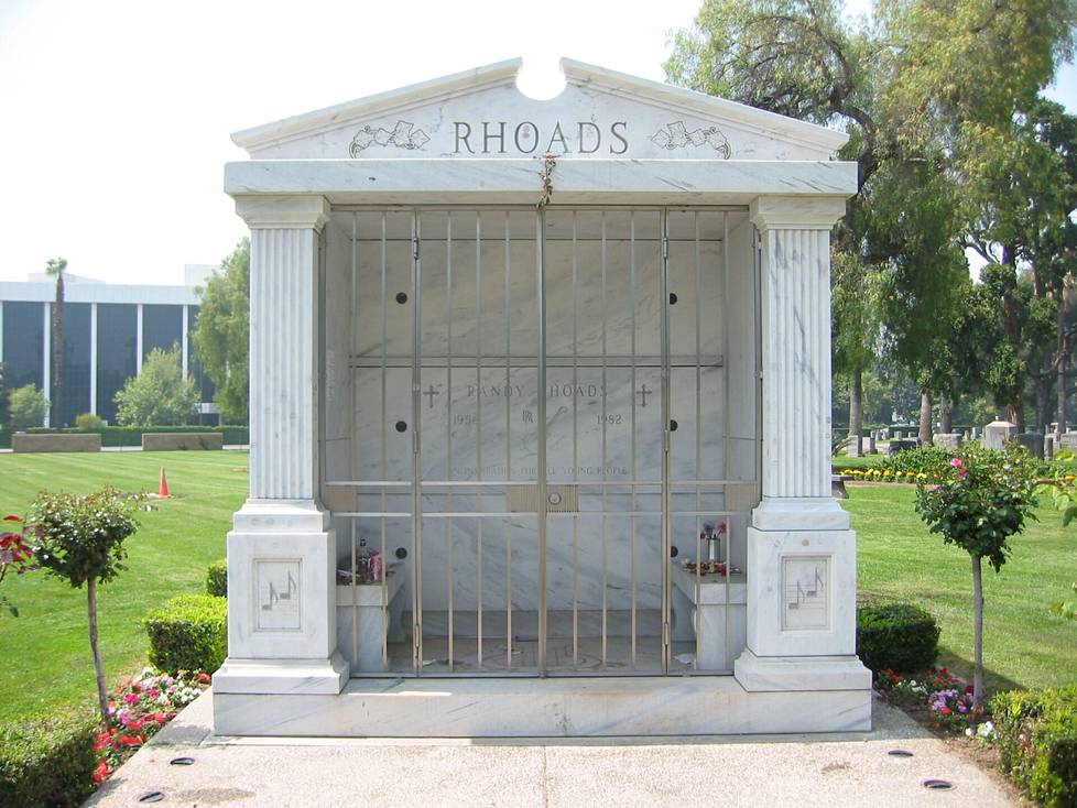 Randy Rhoads on haudattu Mountain Viewin hautausmaalle San Bernandinon kaupunkiin Kaliforniassa.