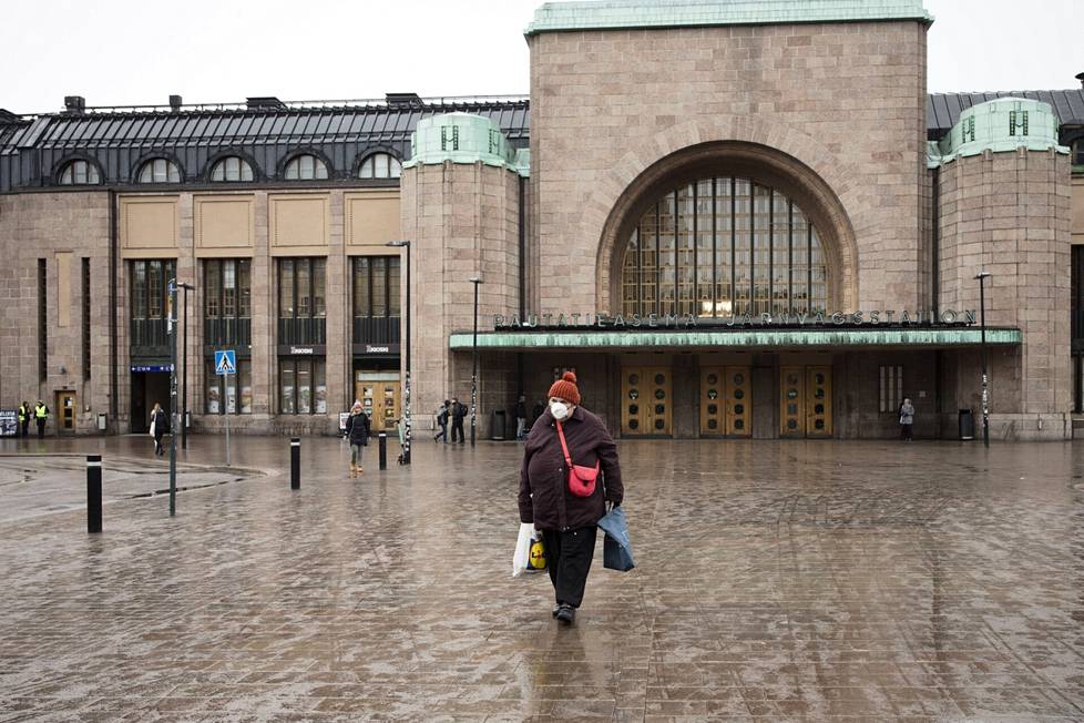 Helsingin rautatieaseman tienoo oli hiljainen huhtikuun alussa 2020, kun ihmiset olivat jääneet etätöihin, ravintolat suljettiin ja väkijoukoissa liikkumista pyrittiin välttämään. 