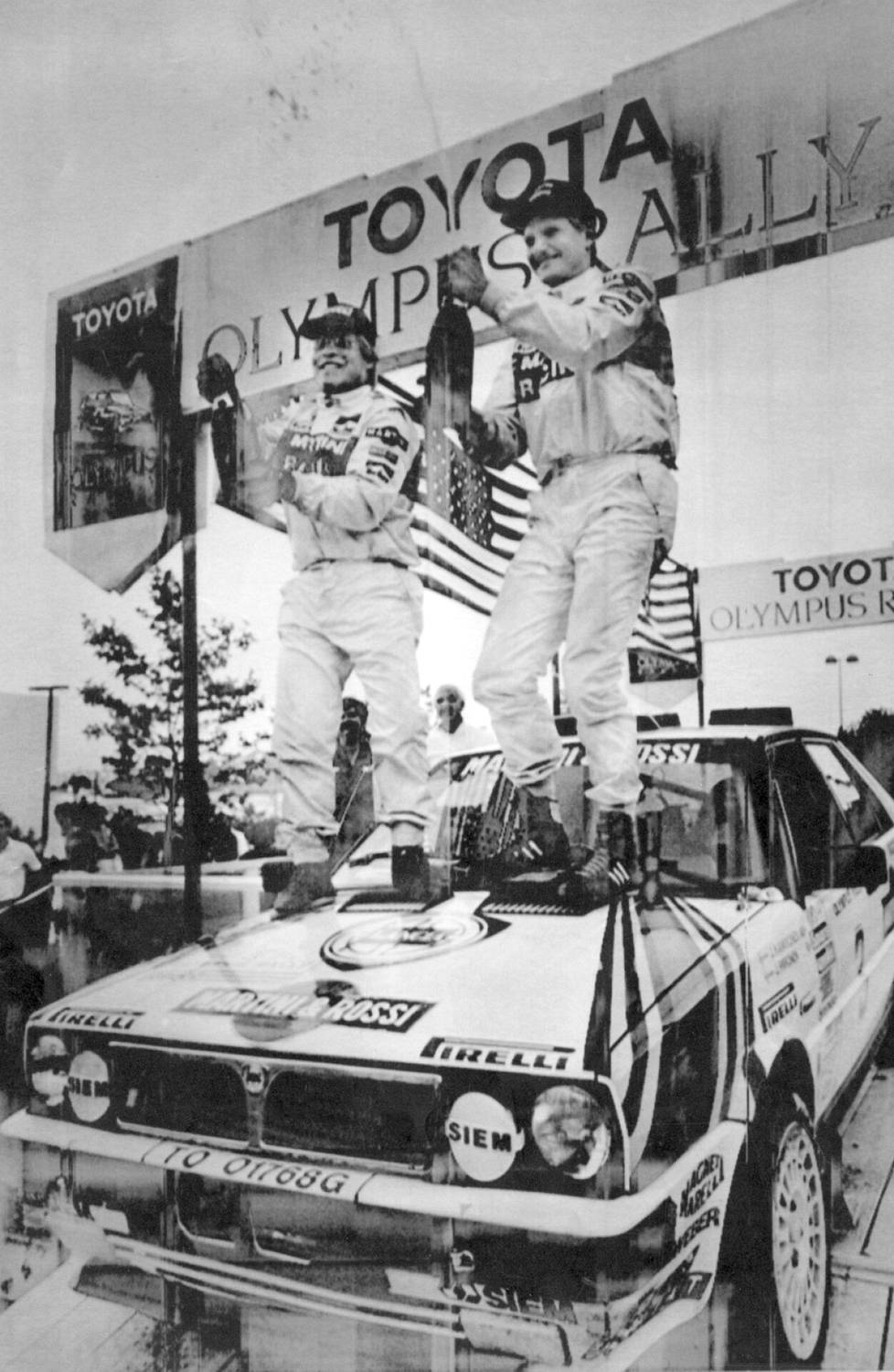 Juha Kankkunen ja Juha Piironen juhlivat Olympus-rallin voittoa vuonna 1987.
