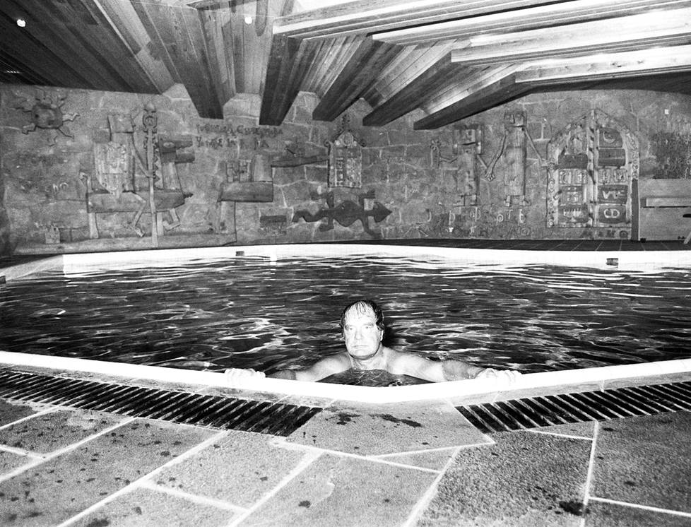 Villa Urpon alakerrassa on 16-metrinen laguunin muotoinen uima-allas. Juhlissa joku molskahti sinne vaatteet päällä, ja siitä Urpo ei tykännyt. –Tykkään uiskennella, Urpo sanoi.