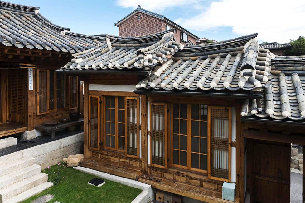 Satoja vuosia vanha korealainen puutalo hanoki. Päätyisikö Otto Jaakkosen kuusi tällaiseen taloon, vai kenties johonkin modernimpaan? Se oli pakko selvittää.