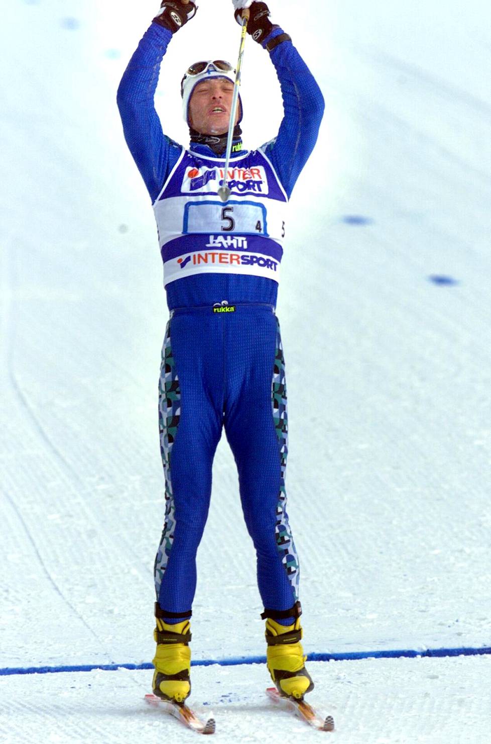 Mika Myllylä ylitti ensimmäisenä maalilinjan Lahden MM-hiihtojen viestissä. Näiden hetkien jälkeen alkoi dopingpainajainen. 
