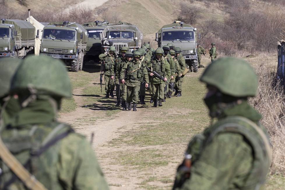 Vihreitä miehiä Krimillä lähellä Simferopolia maaliskuussa 2014.