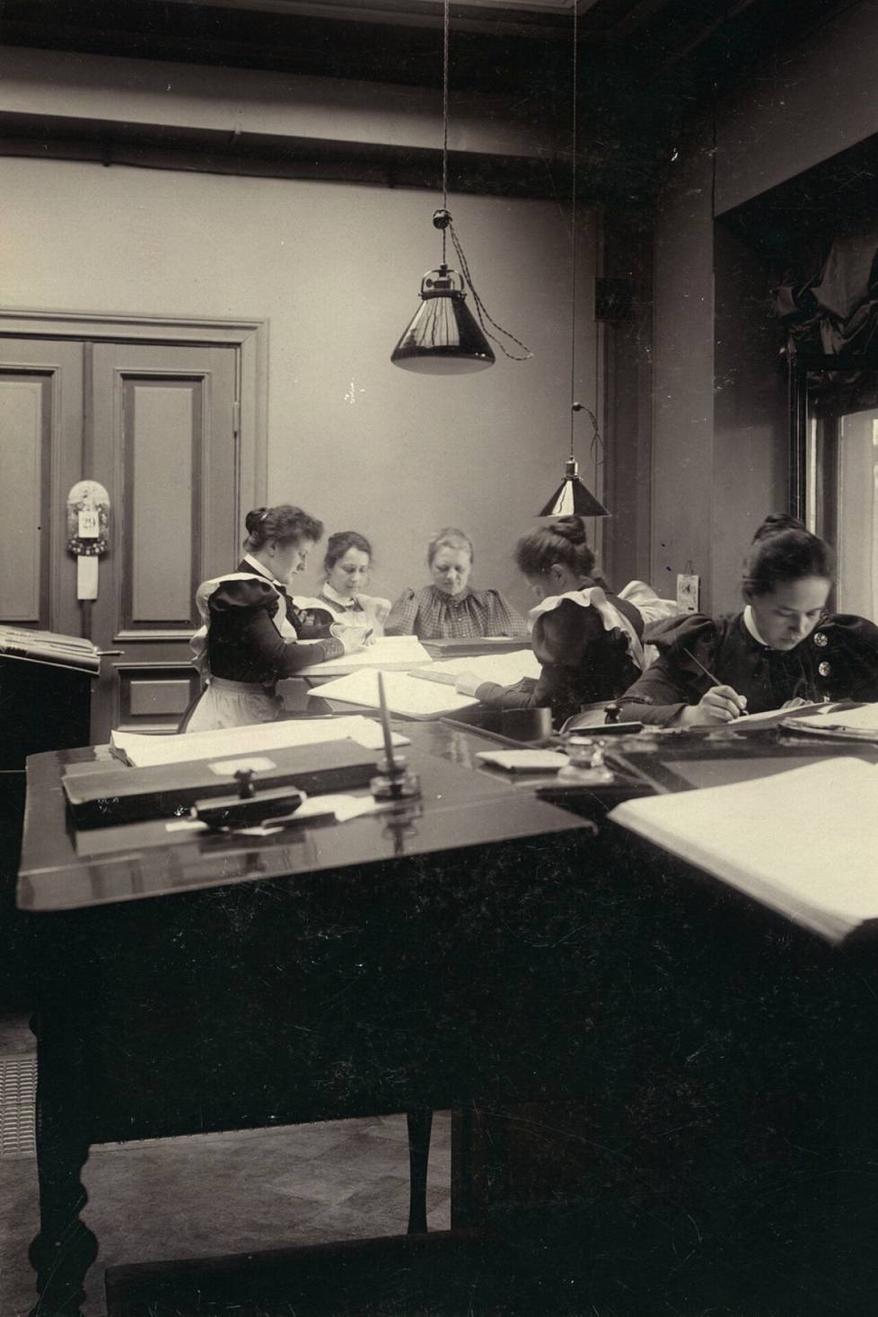 Pankit tarjosivat ensimmäisiä työpaikkoja naisille. Kuva noin 1890-luvulta Yhdyspankin pääkonttorista Helsingin Unioninkadulta.