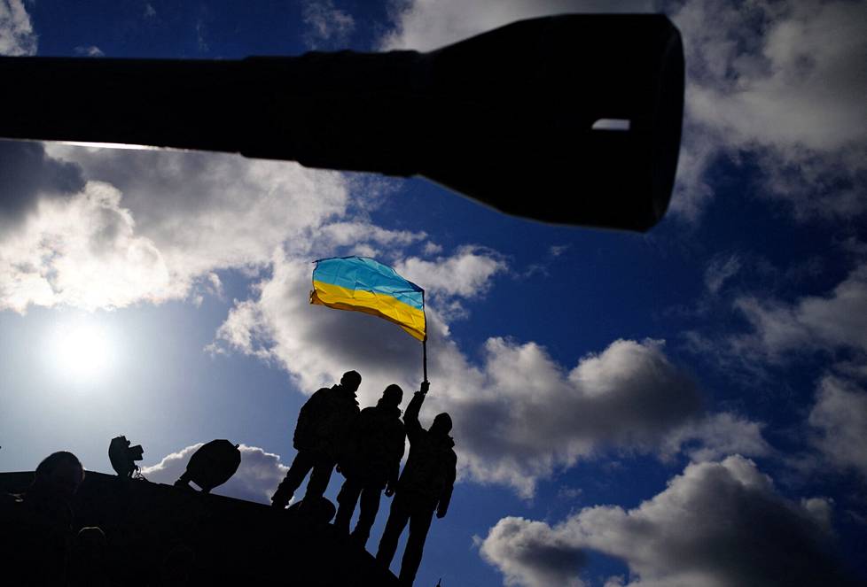 Sotilastukikohdassa Lounais-Englannissa kouluttautumassa olevat ukrainalaissotilaat heiluttivat Ukrainan lippua. Kuva otettu 22. helmikuuta 2023.