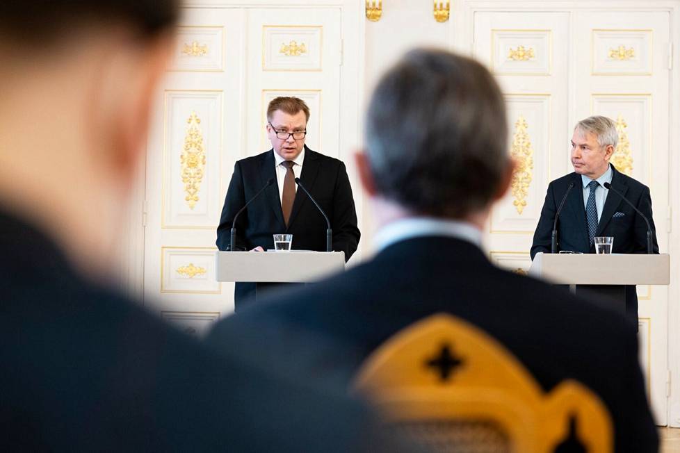 24. helmikuuta 2022 silloinen puolustusministeri Antti Kaikkonen ja ulkoministeri Pekka Haavisto pitivät yhteisen tiedotustilaisuuden.