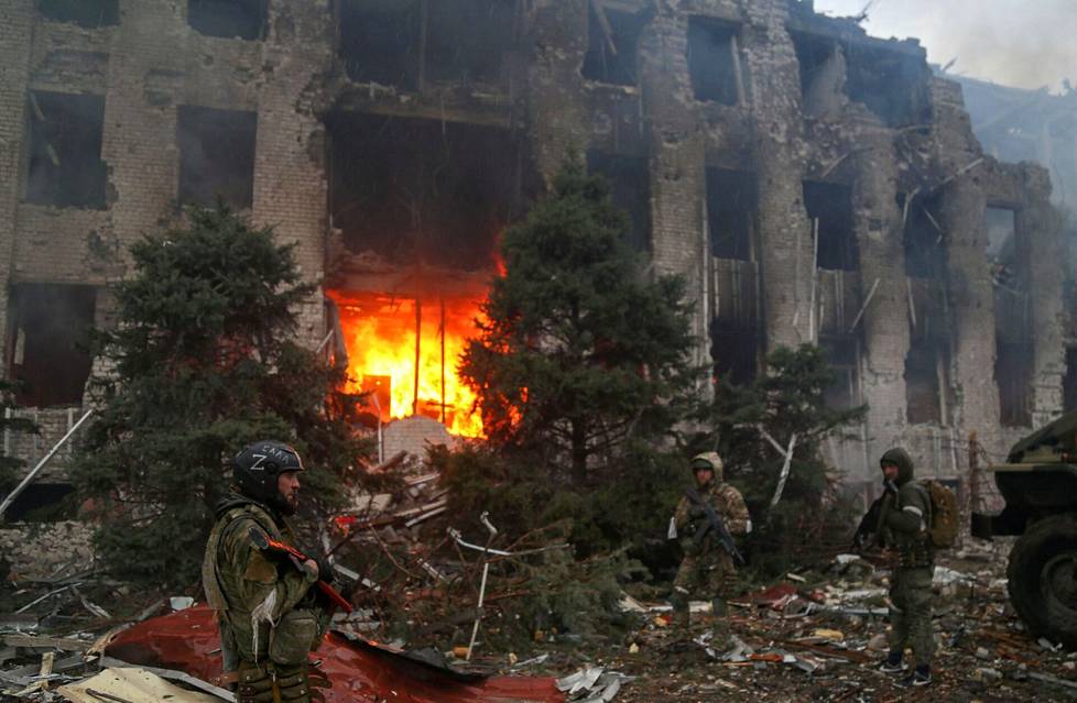 Tshetsheenitaistelijoita Mariupolissa Azovstalin terästehtaan ulkopuolella 21. toukokuuta. Kaupunki tuhoutui raunioiksi venäläistankkien säälimättömässä tulituksessa ja tykistötulessa.
