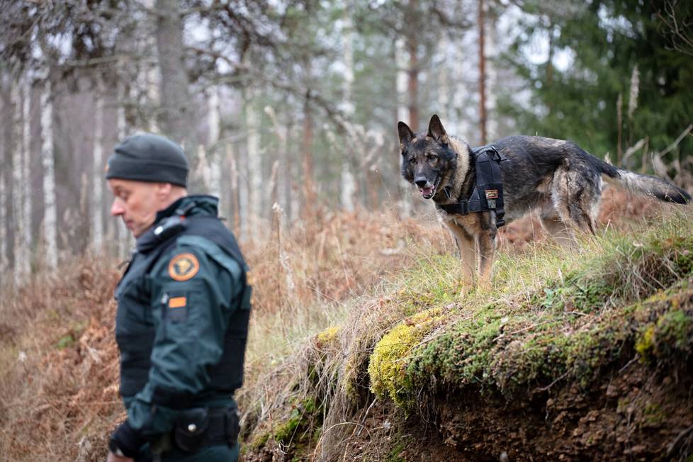 Vanhempi rajavartija Kimmo Hongisto ja hänen uskollinen työtoverinsa, rajakoira Pekka.