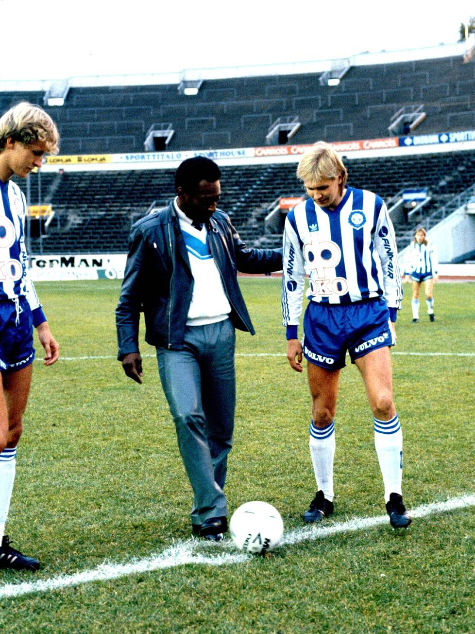Pelé suoritti HJK-Kuusysi-ottelun seremoniallisen avauspotkun Helsingin olympiastadionilla 21. syyskuuta 1986. Markku Kanerva (vas.) ja Kari Martonen seurasivat vierestä.