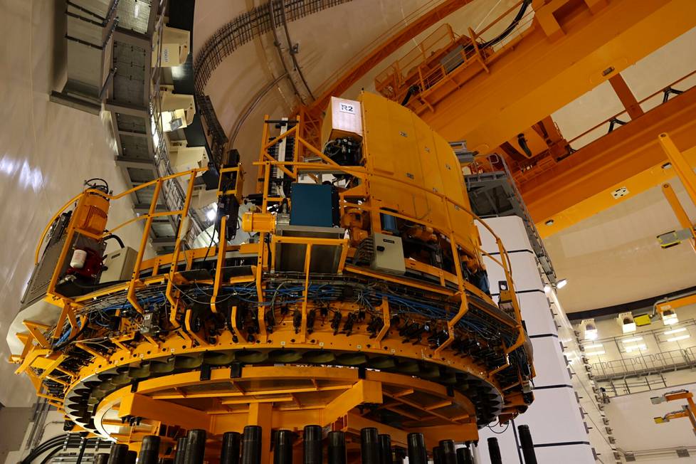Reaktorihallin katto kohoaa 60 metriin. Kattonäkymää hallitsee oranssi nosturi, joka kykenee kuljettamaan 320 tonnin taakkoja.