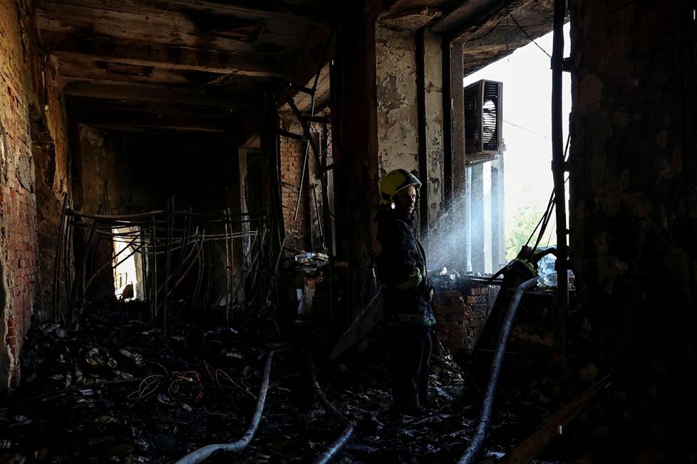 Ukrainalainen palomies sammuttaa tulipaloa Venäjän ohjusiskun jäljiltä Harkovassa elokuussa 2022.
