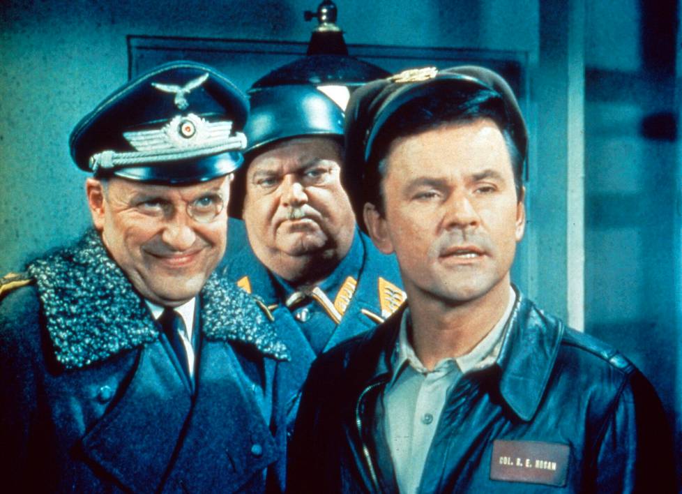 Bob Crane esitti Hogan's Heroes -sarjassa eversti Robert Hogania, joka oli yritti paeta natsien vankileiriltä toisen maailmansodan aikaan. Kuvassa Walter Klemperer (vas.), John Banner ja Bob Crane.