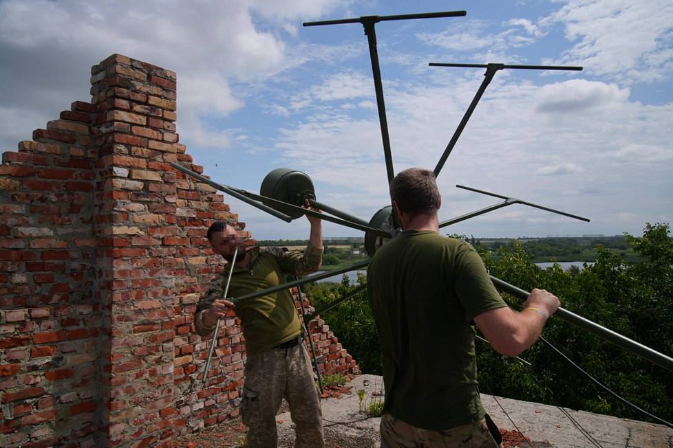 Ukrainalaissotilaat pystyttävät Plastun RP3000 -järjestelmän antennia rakennuksen katolle tuntemattomassa paikassa. Jos venäläiset havaitsevat antennin, sotilaille tulee kiire poistua paikalta.