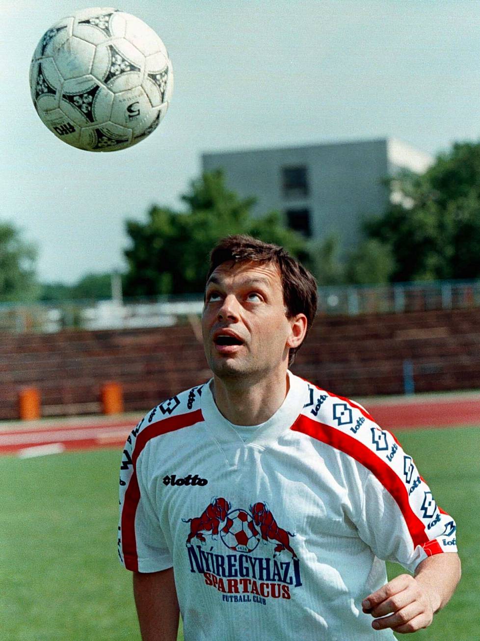Jalkapallo on Orbanille rakas laji, ja hän on suunnannut avokätistä tukea kotikylänsä joukkueelle. Vuonna 1998 ensi kertaa pääministeriksi noussut Orban kikkaili tuolloin kuvaajien edessä Nyiregyhazan kentällä.