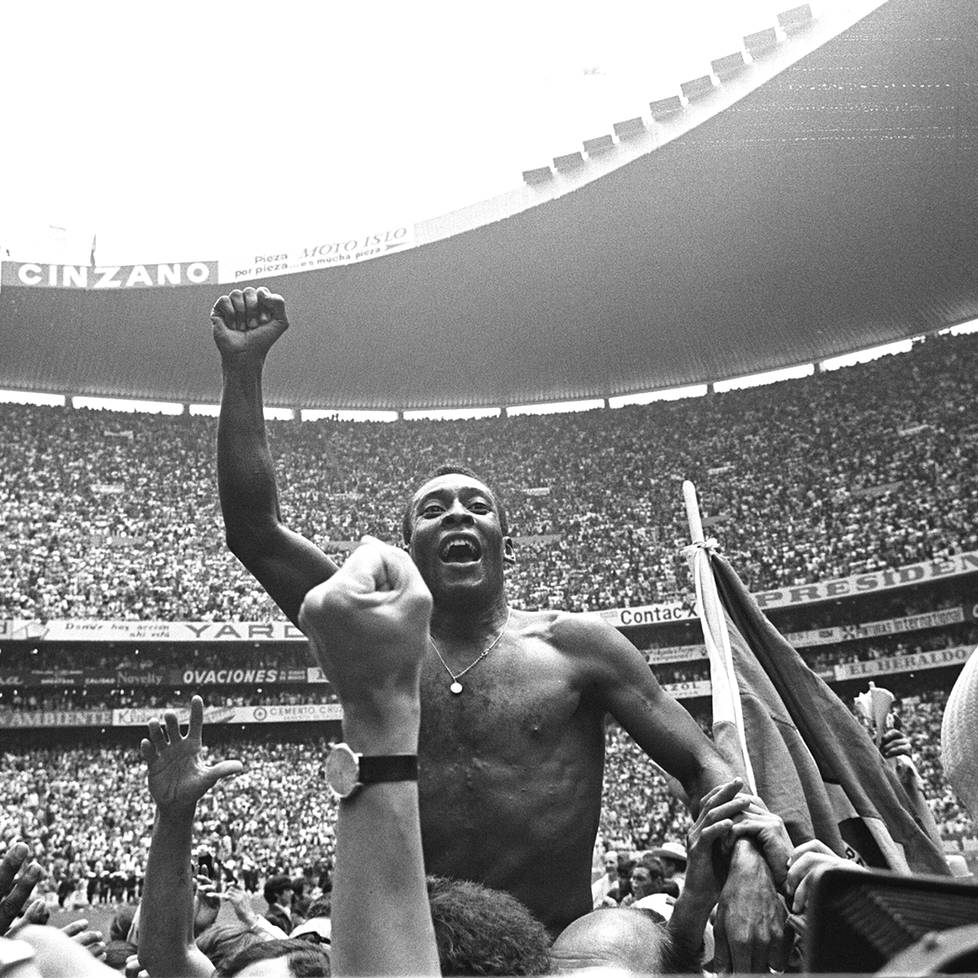 Maailmanmestari Pelé MM-finaalissa 1970.
