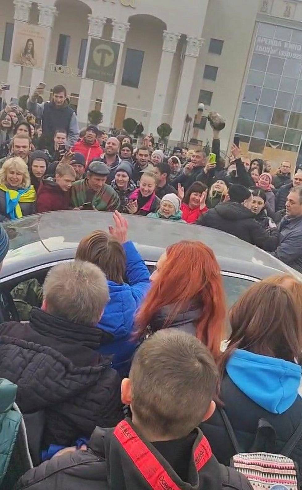 Suuri väkijoukko juhli kaupungissa, kun Ukrainan joukot etenivät.