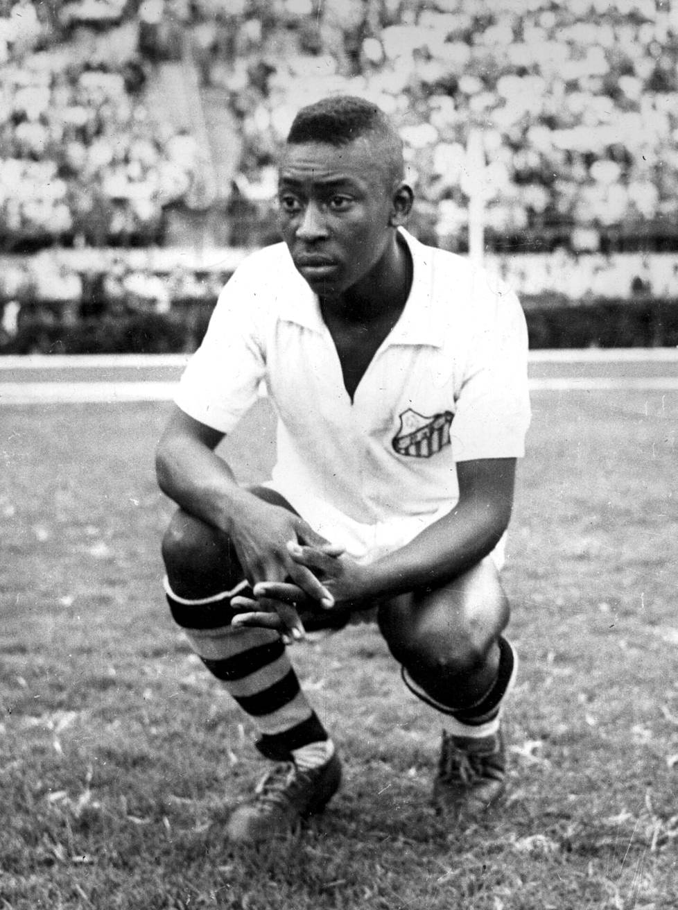 Pelé Santosin pelaajana 1950-luvulla. Hän edusti Santosia 15-vuotiaasta lähtien vuosina 1956-1974.