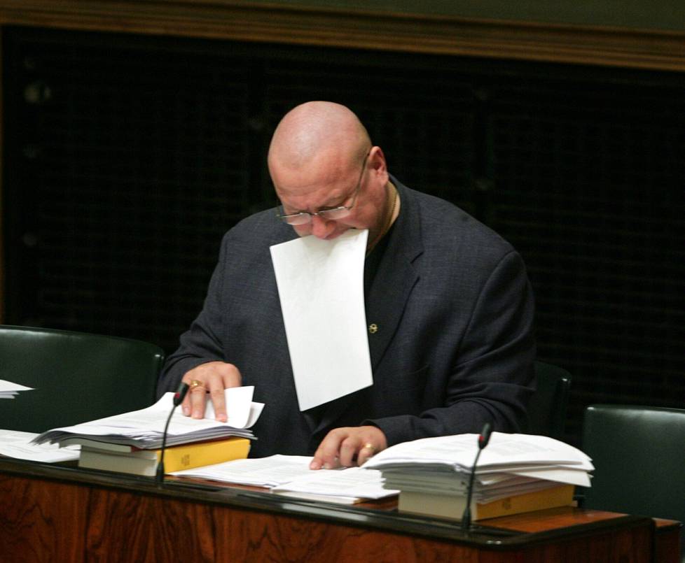 Perussuomalaisten Tony Halme eduskunnan täysistunnossa joulukuussa 2005.