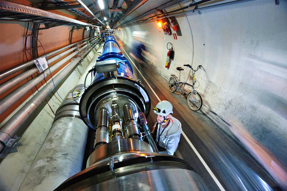 Sveitsissä sijaiteva LHC-hiukkaskiihdytin törmäyttää toisiinsa hiukkassuihkuja, jotka kulkevan vastakkaisiin lähes valon nopeudella. Tulosten toivotaan paljastavan pimeän aineen arvoituksen. 