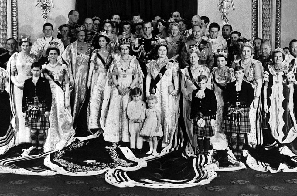 Suku kokoontui potrettiin uuden kuningattaren ympärille. Elisabetin edessä kruununprinssi Charles ja pikkuprinsessa Anne, kuningattaren takana aviomies, Edinburghin herttua Philip ja oikealla puolella kuningataräiti Elisabet.