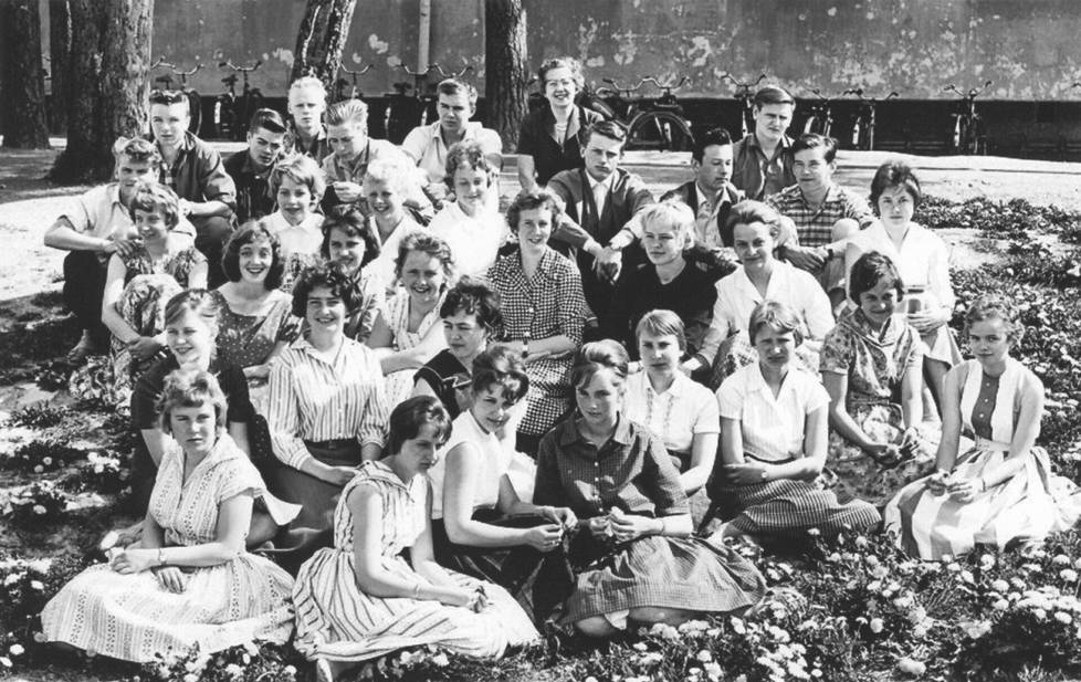 50-luvun luokkakuvissa näkyi vapautta ja rentoutta. Nuorten asut saivat vaikutteita rock ’n’ rollista. Kuva Järvenpään yhteiskoulusta vuodelta 1959.