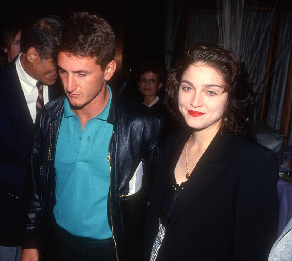 Madonna ensimmäisen aviomiehensä Sean Pennin kanssa. Madonnan tapaan myös Penn on menestynyt näyttelijänä, ja hänet on palkittu kahdella Oscar-palkinnolla. 