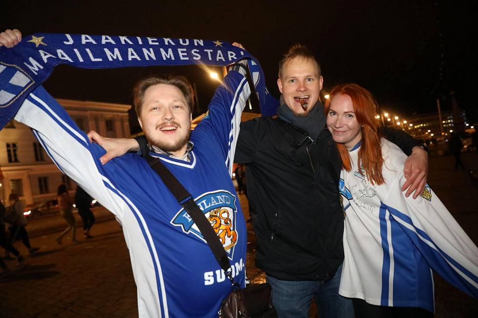 Mikko Kaukua, Juuso Tenhunen ja Milla Nieminen nauttivat kultayöstä Havis Amandan luona.