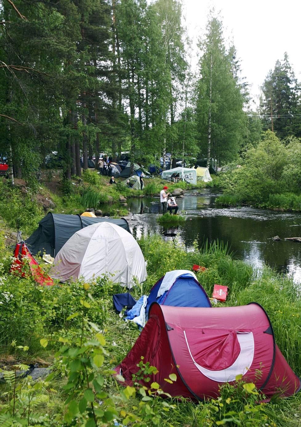 Teltta-alue oli niin täynnä Provinssissa 2008, että ihmiset pystyttivät telttojaan jokivarren pusikkoon.