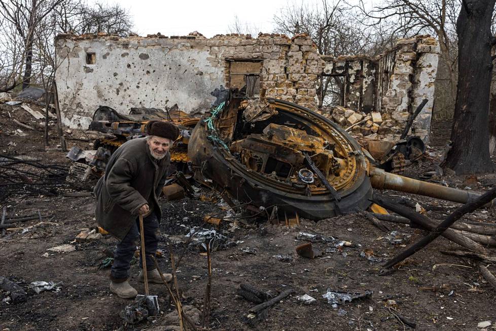 Oleksi Shtsherbo, 98, menetti kotinsa ja Venäjä tankkinsa Slobodan kylässä Tshernihivin ulkopuolella.