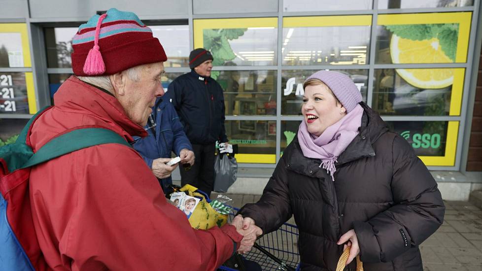 Annika Saarikko tapasi äänestäjiä Salossa ennakkoäänestyksen toisena päivänä.