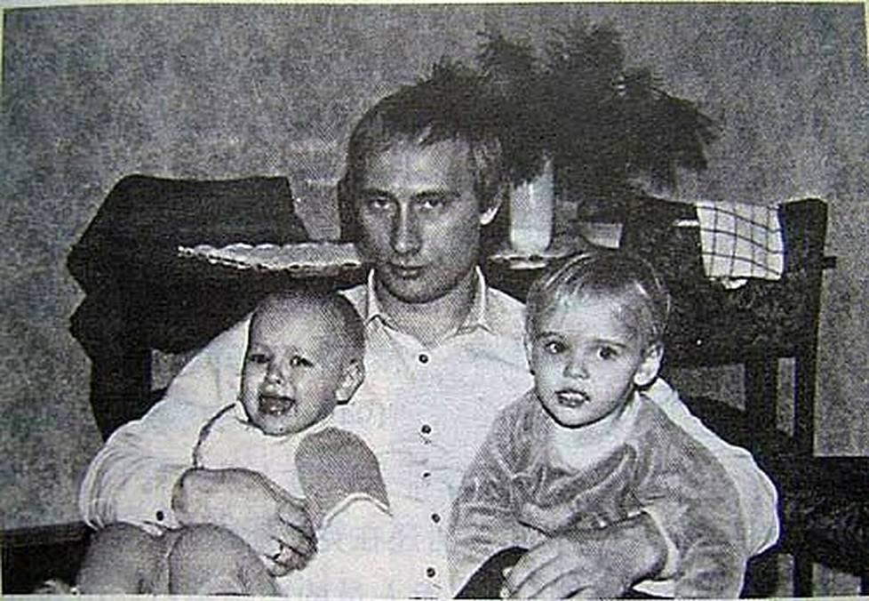 Putin kuvattiin tyttäriensä kanssa näiden ollessa vielä pieniä.