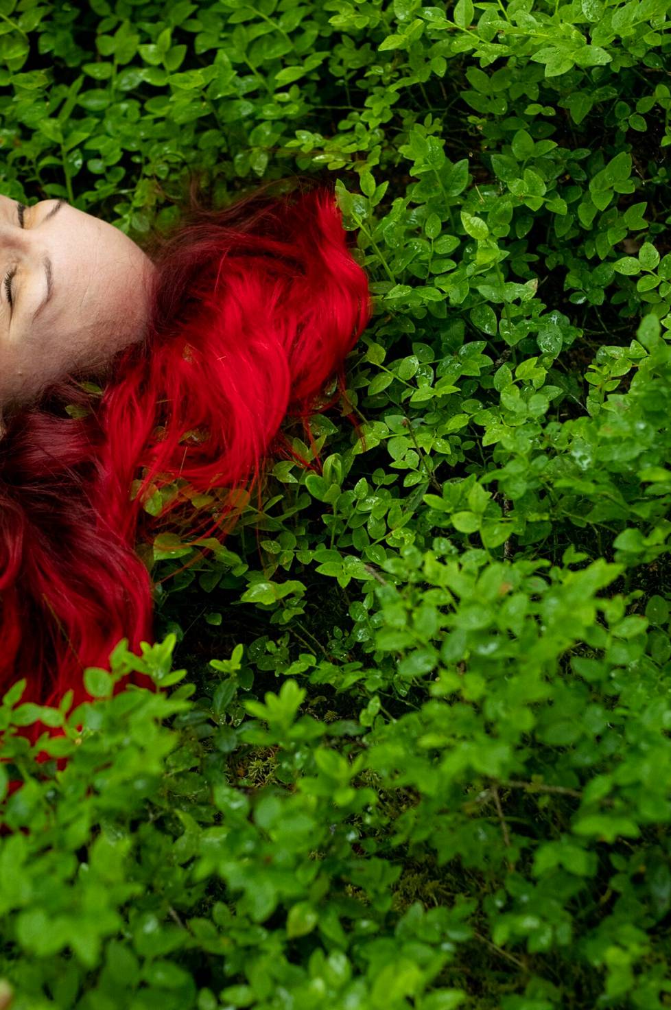 Heidin leiskuvan punaiset hiukset loistavat kauniisti vihreää 